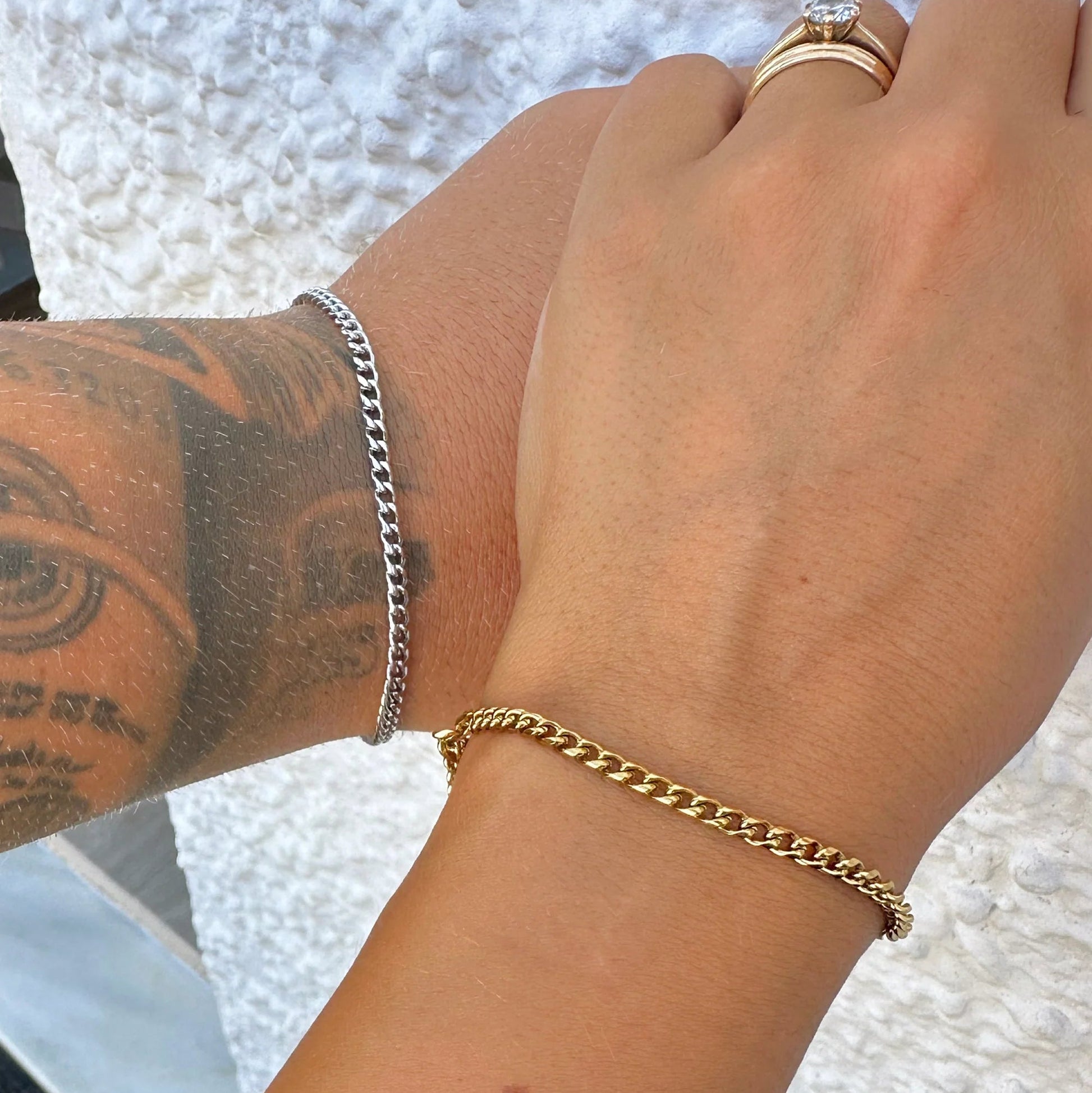 lineær gradient (125 grader, rgba (192, 192, 192, 1) 50 %, rgba (212, 175, 55, 1) 50 %)